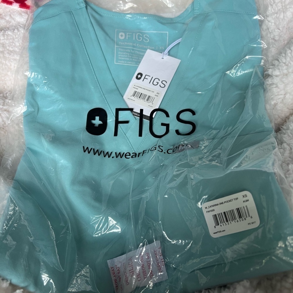 Figs Women's Aqua Top - Picture 2 of 4